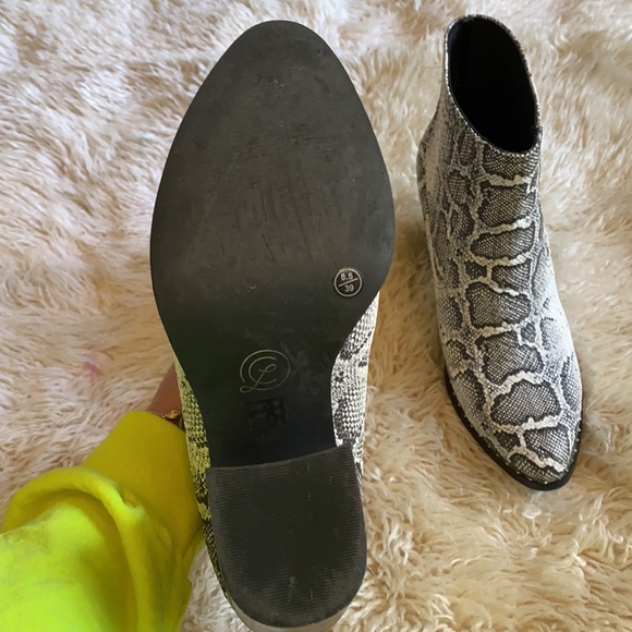 CHINESE LAUNDRY // Leather Snakeskin printed booties - Picture 3 of 4